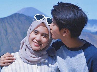 10 Potret Kompak Seleb Ganteng & Saudara Perempuannya, Serasi Bak Pacar