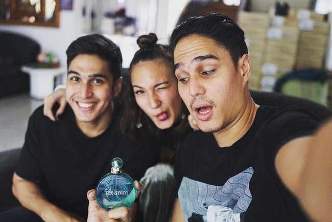 Kedua selebriti kembar yang ganteng, Marcel dan Mischa memiliki seorang kakak perempuan bernama Nadine Chandrawinata. Lihat saja kompaknya mereka saat berpose bersama-sama. Foto: Instagram/@marcelchandra