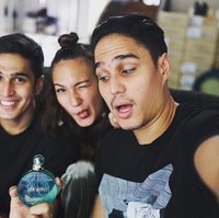 Kedua selebriti kembar yang ganteng, Marcel dan Mischa memiliki seorang kakak perempuan bernama Nadine Chandrawinata. Lihat saja kompaknya mereka saat berpose bersama-sama. Foto: Instagram/@marcelchandra