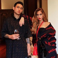 Anak dari pasangan Ina dan Jeremy Thomas, Axel Matthew Thomas dan Valerie Thomas memang memiliki gaya yang sama-sama keren. Keduanya tampak sangat serasi seperti di dalam foto ini. Foto: Instagram/@valerieethomas