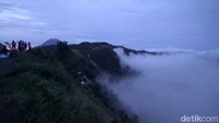 Gumpalan awan di bawah bukit membuat para wisatawan bisa merasakan berada lebih tinggi dari awan.