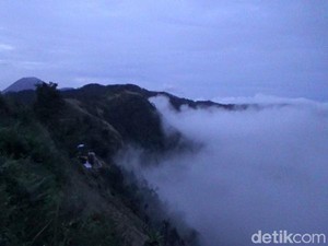6 Negeri di Atas Awan di Indonesia yang Menawan