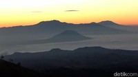 Pemandangan di puncak sangatlah istimewa, itulah mengapa sampai disebut negeri di atas awan.