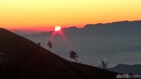 Wisatawan dimanjakan dengan keindahan alam Gunung Bromo di sisi barat, Gunung Semeru di sisi selatan, dan sunrise di sisi timur yang indah saat pagi hari.