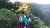 Perjalanan menuju Puncak B29 bisa dikases melalui beberapa jalur. Akan tetapi jalur yang paling umum dan aman untuk dilalui adalah melalui Kabupaten Lumajang, kemudian Ranu Pani lalu Senduro Lumajang.