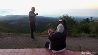 Pada musim liburan kali ini, wisatawan dari berbagai kota di Indonesia memadati Puncak B29.