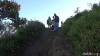 Para wisatawan disarankan memakai jaket yang tebal lantaran suhu dingin di Puncak B29.
