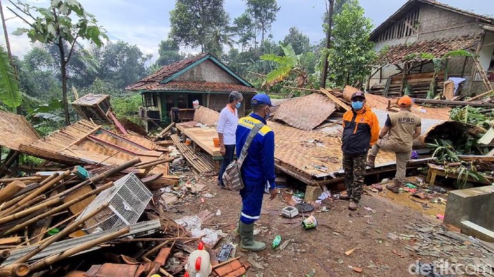 Ada 92 rumah yang terdampak bencana puting beliung yang terjadi di Desa Tugu Bandung, Kecamatan Kabandungan, Kabupaten Sukabumi.