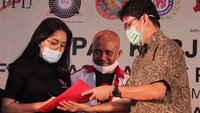 Sebagai Ketua Umum Konfederasi Rakyat Pekerja Indonesia (KRPI), Rieke Diah Pitaloka mengaku selalu berada di depan untuk memperjuangkan hak-hak rakyat kaum pekerja. Foto: dok. KRPI