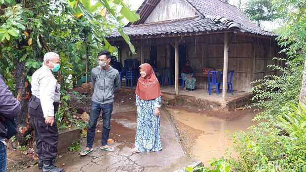 Suasana di rumah duka jenazah yang dibawa di atas bronjong di Boyolali. Video viral pemotor bawa jenazah di atas bronjong itu ternyata membawa jasad ibunya.
