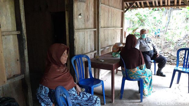 Suasana di rumah duka jenazah yang dibawa di atas bronjong di Boyolali. Video viral pemotor bawa jenazah di atas bronjong itu ternyata membawa jasad ibunya.