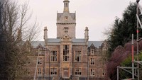 Inilah The North Wales Hospital, sebuah bekas rumah sakit jiwa yang kini terbengkalai dan konon katanya berhantu. Lokasinya disebutkan berada di kota Denbigh, Wales. (dok. @azzlennox WS)