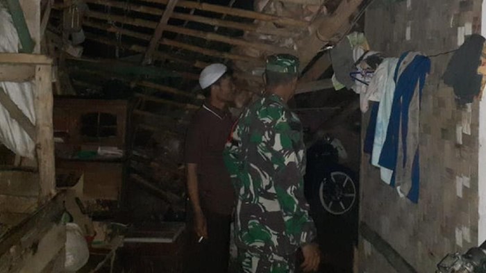 Puluhan Rumah Terdampak Puting Beliung Di Sukabumi Atap Masjid Sekolah Rusak