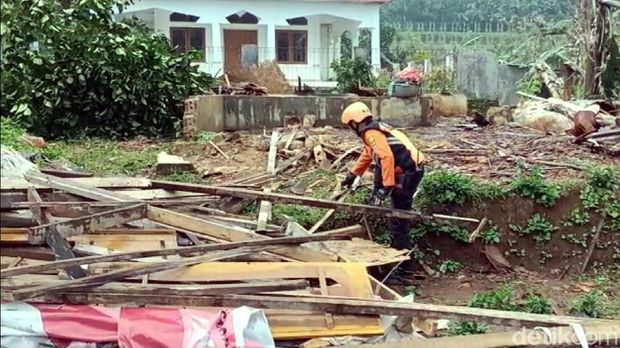 Rumah Warga Rusak Disapu Puting Beliung di Sukabumi