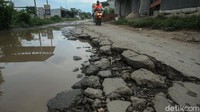 Jalan rusak tersebut tepatnya berada di Jalan Raya Kali CBL, Cibitung, Bekasi, Jawa Barat.