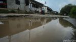 Seperti Ini Jalan Rusak-Berlubang Penuh Genangan di Bekasi