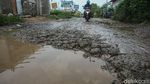 Seperti Ini Jalan Rusak-Berlubang Penuh Genangan di Bekasi
