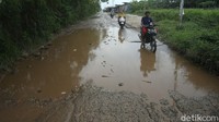Para pengendara harus berhati-hati saat melintas.