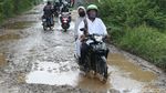 Seperti Ini Jalan Rusak-Berlubang Penuh Genangan di Bekasi