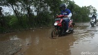 Para pengendara yang melintas harus memperlambat laju kendaraan untuk aman menerobos.