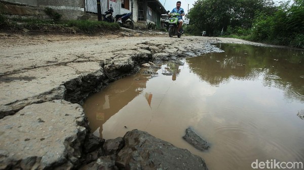 Seperti Ini Jalan Rusak-Berlubang Penuh Genangan di Bekasi