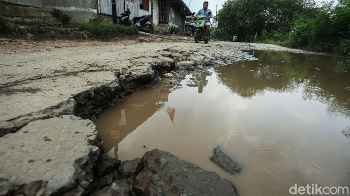 Seperti Ini Jalanan di Bekasi saat Musim Hujan Sejumlah kendaraan melintas di Jalan Raya Kali CBL, Cibitung, Bekasi, Jumat (30/10/2020). Di musim hujan jalanan di kawasan ini tampak berlubang dan penuh genangan.