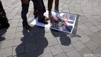 Ada satu harapan yang besar karena dalam agama perbuatan penista agama yaitu perilaku manusia yang paling buruk dan bisa menghancurkan perdamaian dunia. Oleh karena itu, Macron harus diberi sikap yang tegas dan jelas.
