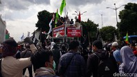 Dia juga meminta agar pemerintah mengambil sikap. Pasalnya Indonesia menganut sistem politik bebas aktif.