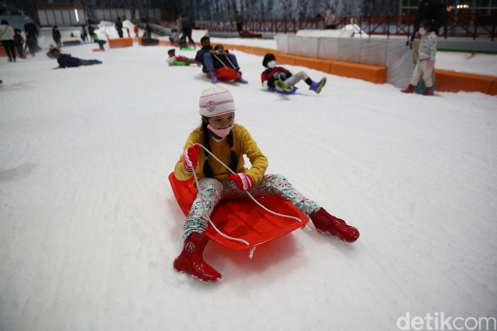 Momen libur panjang dimanfaatkan sejumlah warga untuk berlibur bersama keluarga. Salah satunya main salju di Trans Snow World Bekasi.