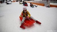 Salah satu tempat yang tidak biasa yakni di Trans Snow World Bekasi.