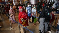 Antrean masuk terlihat mengular di loket.