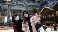 Beberapa tampak mengabadikan momen dengan swafoto.