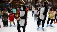 Tak hanya sekedar bermain salju, anak-anak pun diajak untuk menari bersama bersama kakak penguin yang lucu.
