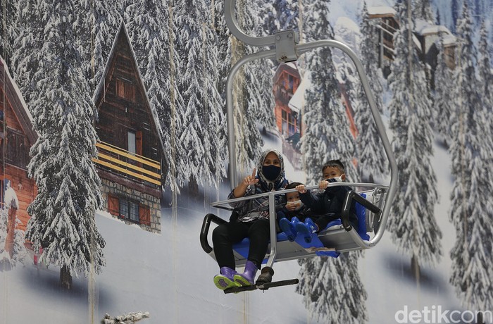 Momen libur panjang dimanfaatkan sejumlah warga untuk berlibur bersama keluarga. Salah satunya main salju di Trans Snow World Bekasi.