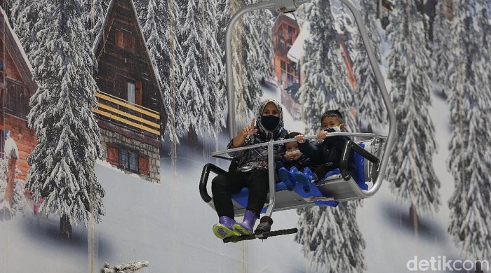 Momen libur panjang dimanfaatkan sejumlah warga untuk berlibur bersama keluarga. Salah satunya main salju di Trans Snow World Bekasi.