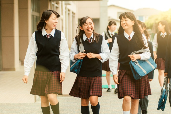 Jepang terkenal memiliki budaya unik dalam berseragam. Terutama untuk para siswi, seragam mereka terlihat modis dan kerap mengenakan rok pendek. Kenapa seperti itu ya?
