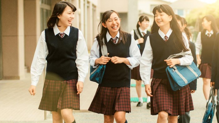 Jepang terkenal memiliki budaya unik dalam berseragam. Terutama untuk para siswi, seragam mereka terlihat modis dan kerap mengenakan rok pendek. Kenapa seperti itu ya?