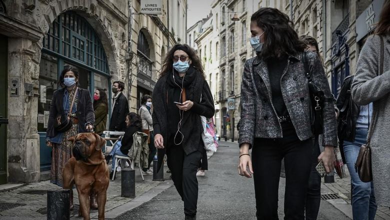Situasi di Prancis sebelum penerapan lockdown pada Jumat (30/10) waktu setempat Pedestrians wearing protective face masks walk in a street of Bordeaux on October 29, 2020, as a new Covid-19 lockdown comes into effect at midnight. - French President announced on October 28 a new lockdown aimed at halting an alarming acceleration of Covid-19 cases, to take effect from October 29 night until