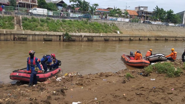 Sudin Gulkarmat Jakarta timur melakukan pencarian bocah tenggelam di Kali Inspeksi