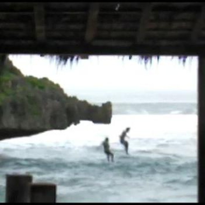 Tangkapan layar dua wisatawan lompat dari tebing pantai selatan Gunungkidul, Jumat (30/10/2020).