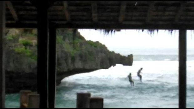 Tangkapan layar dua wisatawan lompat dari tebing pantai selatan Gunungkidul, Jumat (30/10/2020).