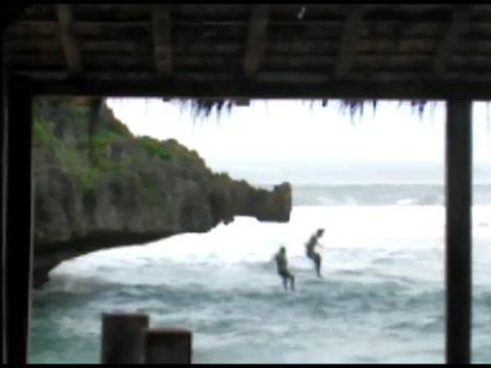 Tangkapan layar dua wisatawan lompat dari tebing pantai selatan Gunungkidul, Jumat (30/10/2020).