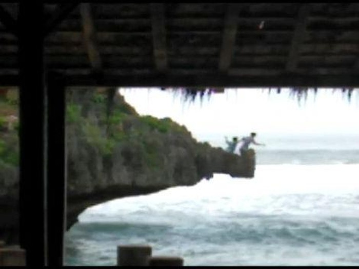 Tangkapan layar dua wisatawan lompat dari tebing pantai selatan Gunungkidul, Jumat (30/10/2020).
