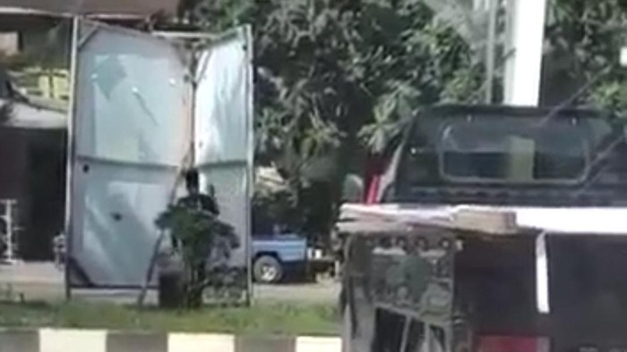 Tangkapan layar video viral orang ganti APK paslon lawan (Foto: dok Istimewa)