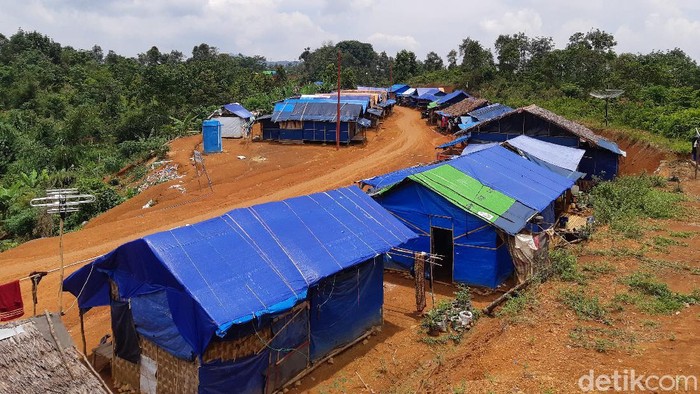 Sebanyak 115 kepala keluarga (KK) korban banjir bandang dan longsor Lebak pada Januari 2020 lalu saat ini masih tinggal di hunian sementara (huntara) terbuat dari bambu dan tenda terpal di Kampung Cigobang, Kecamatan Lebak Gedong. Mereka menagih janji pemerintah daerah sampai pusat agar direlokasi.