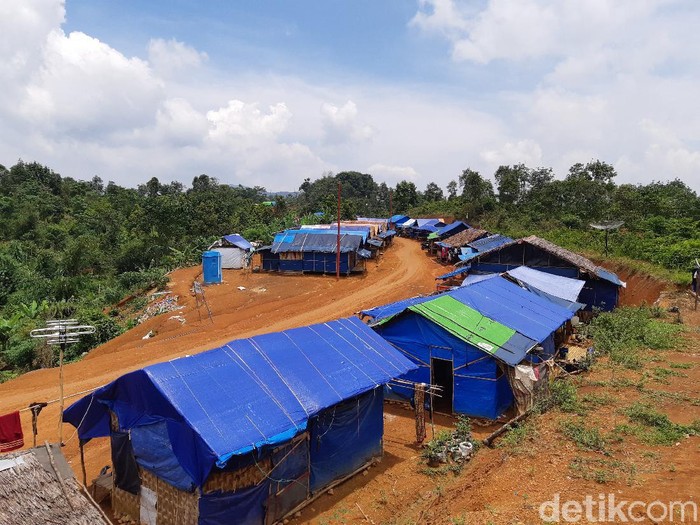 Sebanyak 115 kepala keluarga (KK) korban banjir bandang dan longsor Lebak pada Januari 2020 lalu saat ini masih tinggal di hunian sementara (huntara) terbuat dari bambu dan tenda terpal di Kampung Cigobang, Kecamatan Lebak Gedong. Mereka menagih janji pemerintah daerah sampai pusat agar direlokasi.