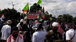 Top 5 Foto Pekan Ini: Heboh Kepulangan Rizieq-Muslim Dunia Kecam Prancis