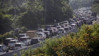 Momen cuti bersama serta libur panjang Maulid Nabi Muhammad SAW, jalur wisata Puncak Bogor langsung macet total. ANTARA FOTO/Yulius Satria Wijaya