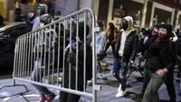 Ratusan demonstran yang menuntut keadilan rasial bentrok dengan polisi pada Selasa (27/10) malam waktu setempat hingga Rabu (28/10) pagi waktu setempat. Philadelphia saat ini menjadi titik panas terbaru di Amerika Serikat soal masalah ras dan penggunaan kekerasan oleh polisi. AP Photo