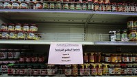 Buntut dari pernyataan kontroversial Presiden Prancis, Emmanuel Macron, perusahaan-perusahaan di beberapa negara berbondong-bondong memboikot produk Prancis dari supermarket. AP/Hani Mohammed